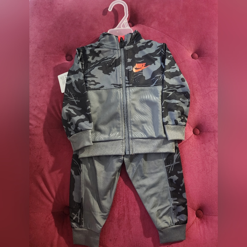 Nike Kids Gray and Black Tracksuit 12 Mths - Picture 2 of 4